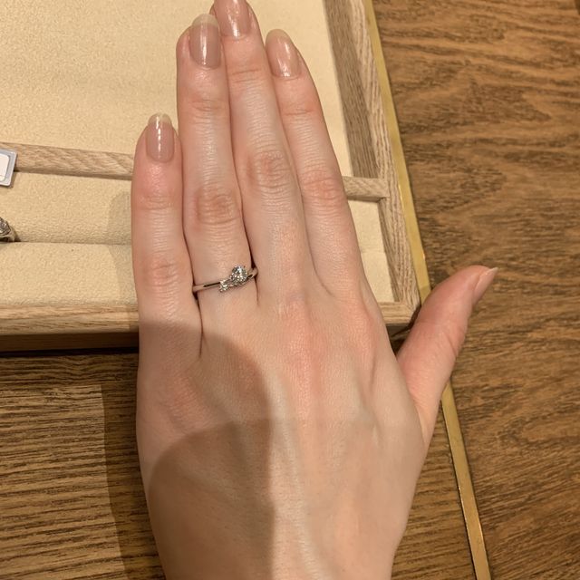 【ith(イズ)の口コミ】 中央の大きなダイヤの左下に小さなメレダイヤが一粒配置されている非対称…