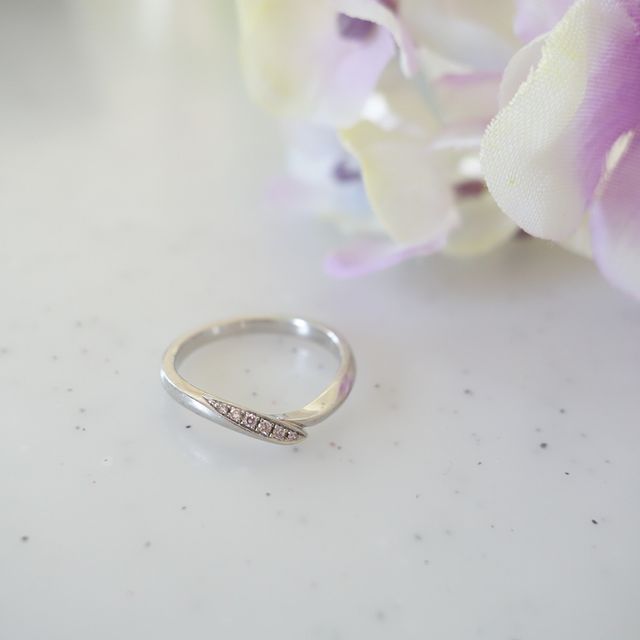 【俄(にわか)の口コミ】 ピンク色が好きな私にとって一目惚れした作品でした。ピンクダイヤが使わ…