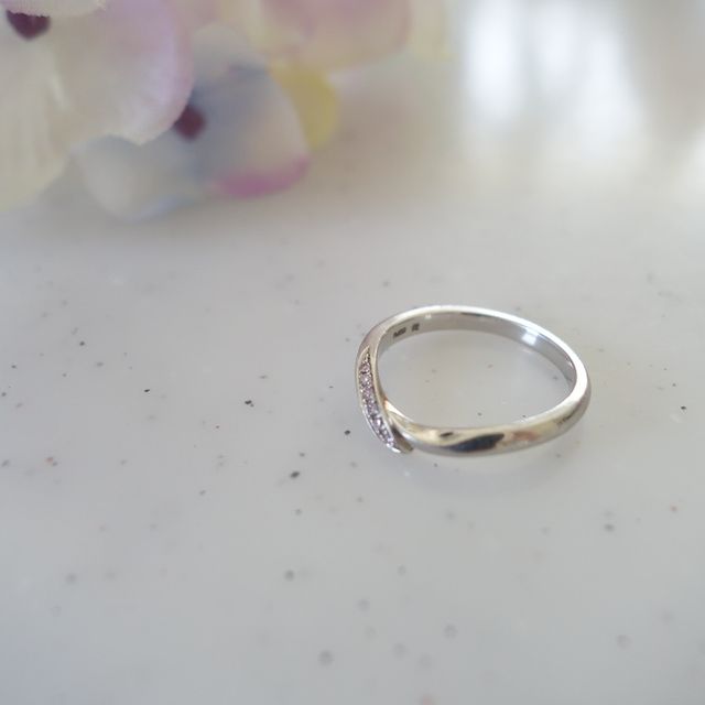 【俄(にわか)の口コミ】 ピンク色が好きな私にとって一目惚れした作品でした。ピンクダイヤが使わ…