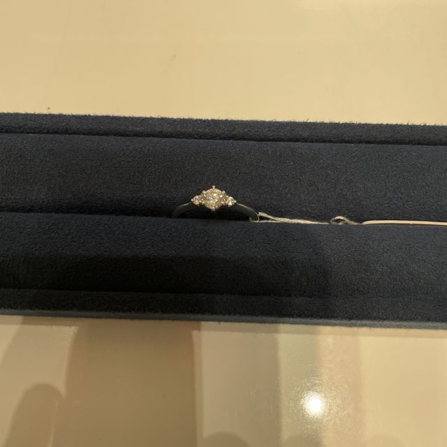 【4℃ BRIDAL(ヨンドシーブライダル)の口コミ】 いろんなデザインの指輪を店員さんに見せていただき、入店前に思い描いて…