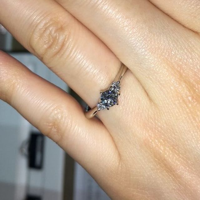 【ROYAL ASSCHER(ロイヤル・アッシャー)の口コミ】 ロイヤル・アッシャーのダイヤモンドはとても綺麗であり、このリングにお…