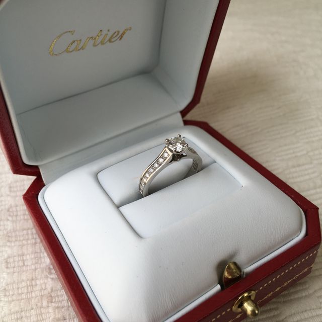 【カルティエ(Cartier)の口コミ】 色々なタイプを検討していましたが、実際に見るとオーソドックスな立て爪…