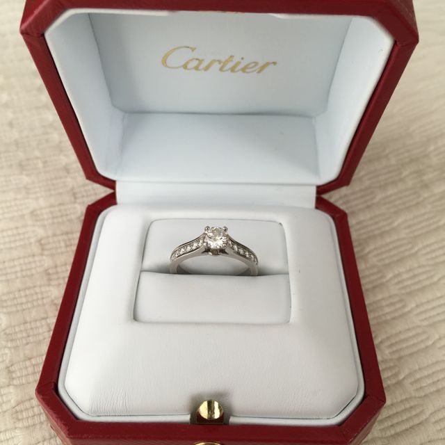 【カルティエ(Cartier)の口コミ】 色々なタイプを検討していましたが、実際に見るとオーソドックスな立て爪…