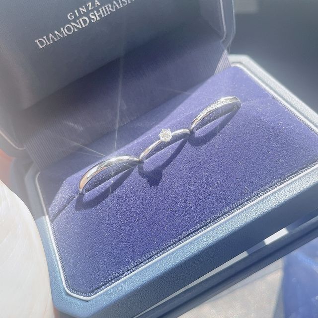 【銀座ダイヤモンドシライシの口コミ】 最初はウェーブ型で探していたのですが、
婚約指輪がストレートだったので…