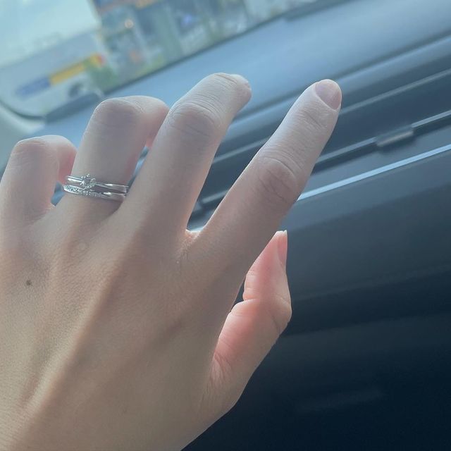 【銀座ダイヤモンドシライシの口コミ】 最初はウェーブ型で探していたのですが、
婚約指輪がストレートだったので…