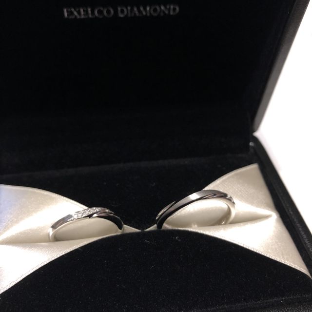 【エクセルコダイヤモンド(EXELCO DIAMOND)の口コミ】 ウェーブのデザインが気に入って決めました。女性用はダイヤが入って華や…