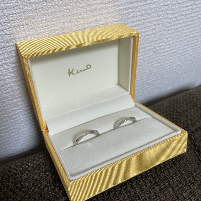 【ケイウノ ブライダル(K.UNO BRIDAL)の口コミ】 シンプルデザインだが、自分の指がぽっちゃりなのでスタイル良く見えるも…