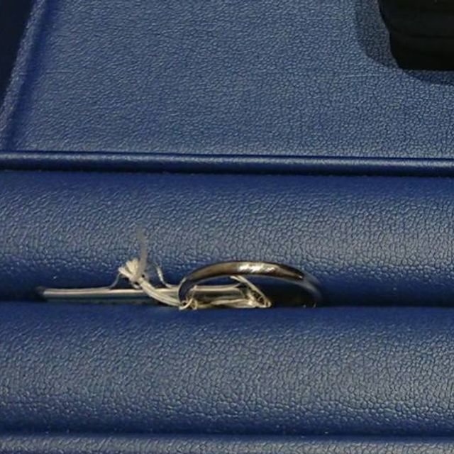 【銀座ダイヤモンドシライシの口コミ】 婚約指輪がシンプルなデザインのものだったので、結婚指輪は少し存在感の…