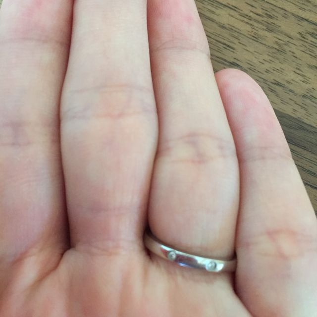 【カルティエ(Cartier)の口コミ】 指輪の形状が緩やかなカーブがあるので、女性らしさと指のスマートさを演…
