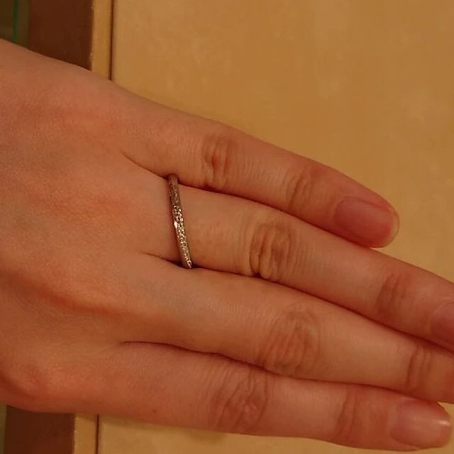 【Mariage ent(マリアージュエント)の口コミ】 メレダイヤの入った比較的華やかなマリッジリングを探しており、こちらの…