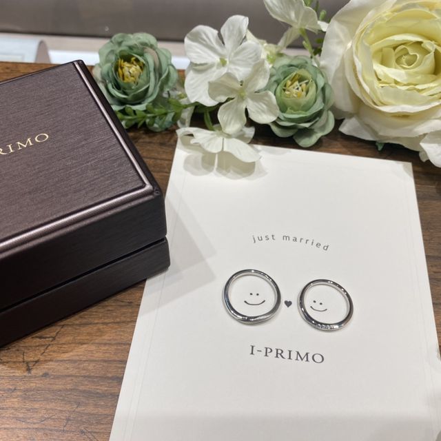 【アイプリモ(I-PRIMO)の口コミ】 派手過ぎず、シンプル過ぎず、且つ婚約指輪と重ねて装着しても違和感が無…