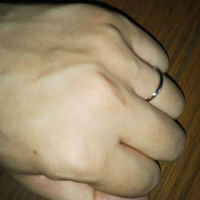 【アネリディギンザ(ANELLI DI GINZA)の口コミ】 Pt900のストレートタイプで、非常にシンプルなデザインです。また厚みがな…