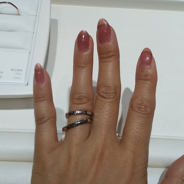 【俄(にわか)の口コミ】 全体的にカットが入ったデザインの結婚指輪を探していました。あまりどこ…