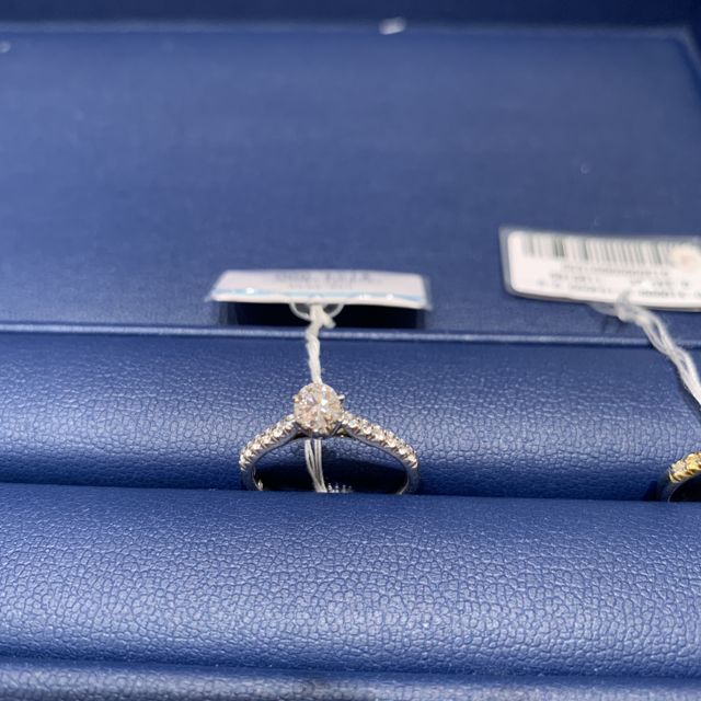 【銀座ダイヤモンドシライシの口コミ】 ハーフエタニティで指輪全体がキラキラしていてとても綺麗でした。リング…