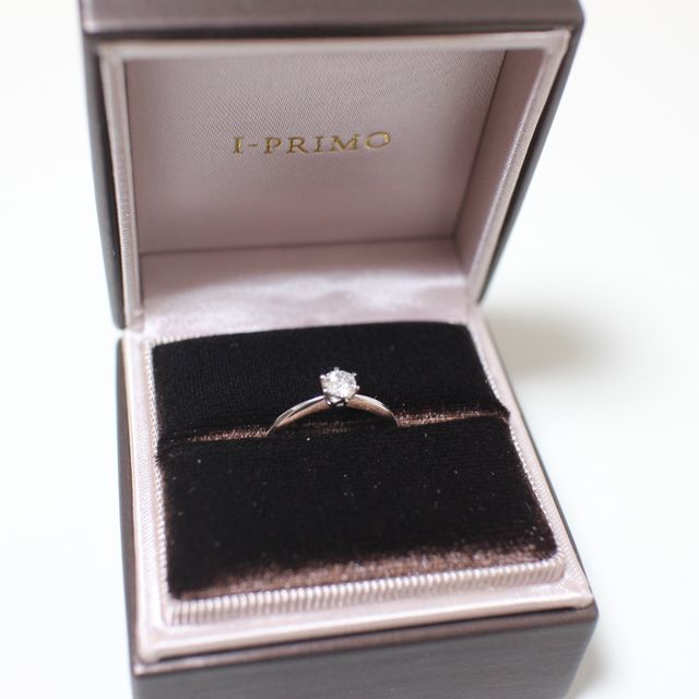 【アイプリモ(I-PRIMO)の口コミ】 デザインは、ひとつのダイヤモンドが綺麗に大きく輝いて見える形にしまし…