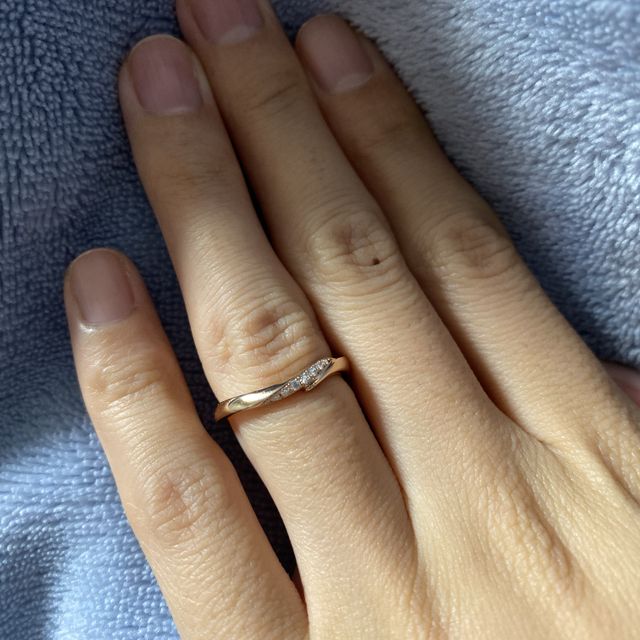 【アイプリモ(I-PRIMO)の口コミ】 ウェーブの形と北斗七星をイメージしたダイヤが華やかでかわいいです。色…