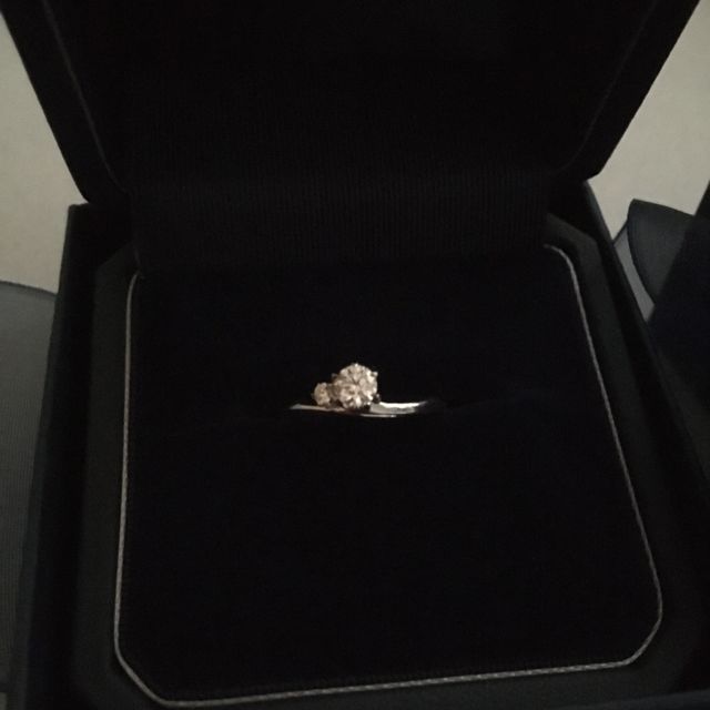 【銀座ダイヤモンドシライシの口コミ】 シンプルだけどダイヤが輝いています。予算重視で探していましたが、最終…