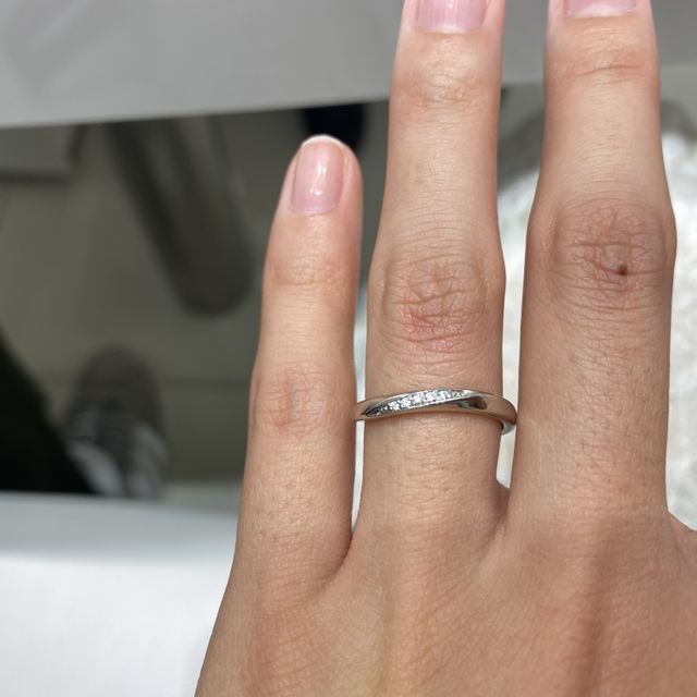【4℃ BRIDAL(ヨンドシーブライダル)の口コミ】 指輪のデザインはウェーブの形で探していました。細めのリングで指輪の着…