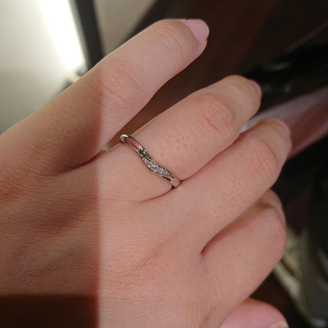 【銀座ダイヤモンドシライシの口コミ】 Vラインでふっくらした指でも長く見えたこと。華美でもシンプル過ぎないデ…