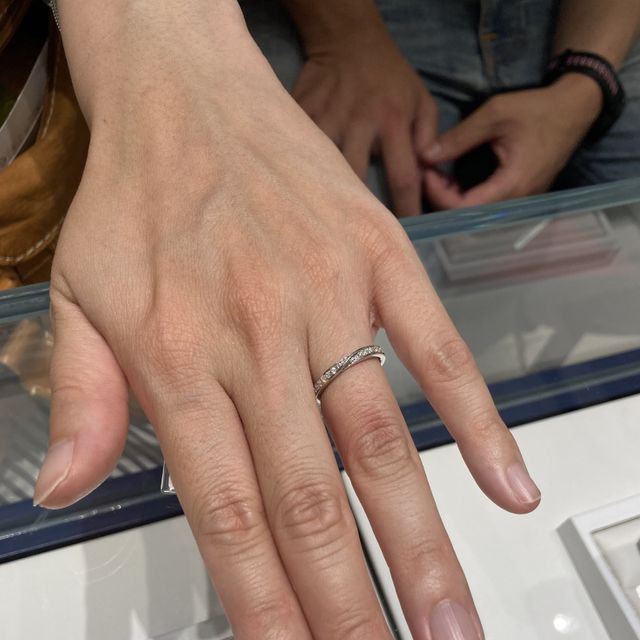 【銀座ダイヤモンドシライシの口コミ】 ネットを見て、この指輪に目を着けて店舗に行きました。キラキラ光ってい…