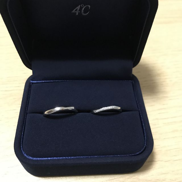 【4℃ BRIDAL(ヨンドシーブライダル)の口コミ】 デザインがシンプルで着け心地が良い。
すぐに手に馴染むので使いやすい。…