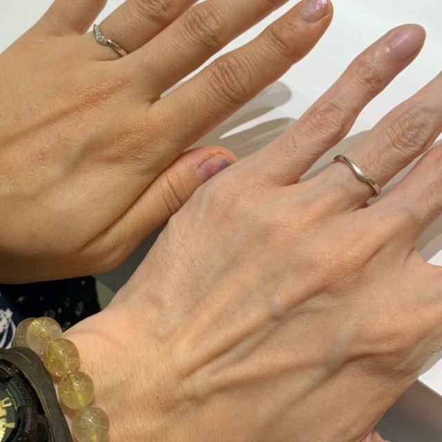 【4℃ BRIDAL(ヨンドシーブライダル)の口コミ】 婚約指輪とセットで付けたくて、映えそうなウェーブ＋石付きで探していま…