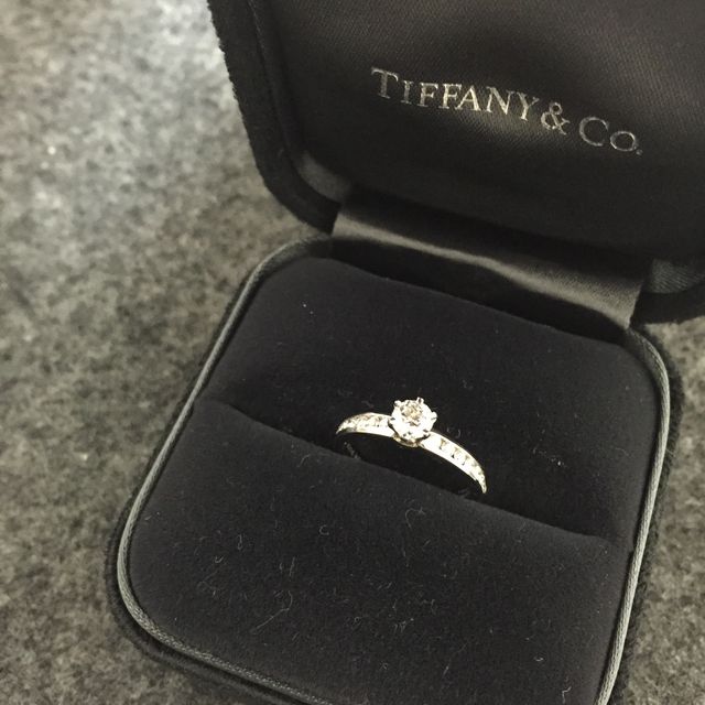 【ティファニー(Tiffany & Co.)の口コミ】 カジュアル過ぎずかしこまり過ぎないリングを探していました。一粒ダイヤ…
