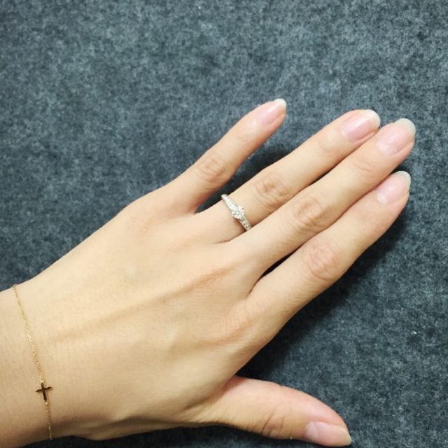 【ティファニー(Tiffany & Co.)の口コミ】 カジュアル過ぎずかしこまり過ぎないリングを探していました。一粒ダイヤ…