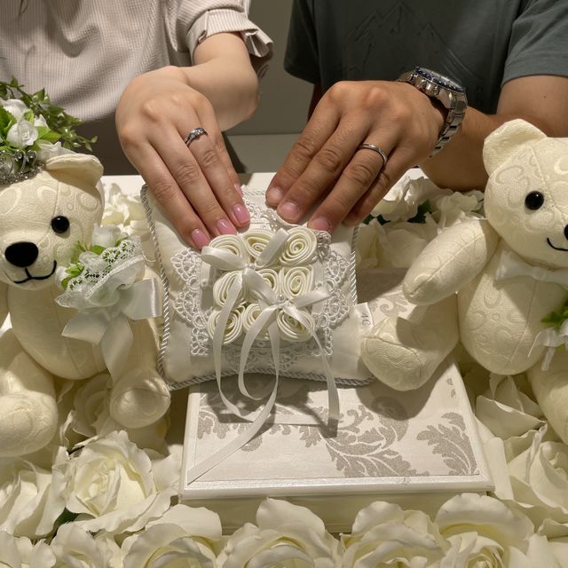 【4℃ BRIDAL(ヨンドシーブライダル)の口コミ】 デザインの可愛さと着け心地の良さで決めました。
手も綺麗にみえます。
…