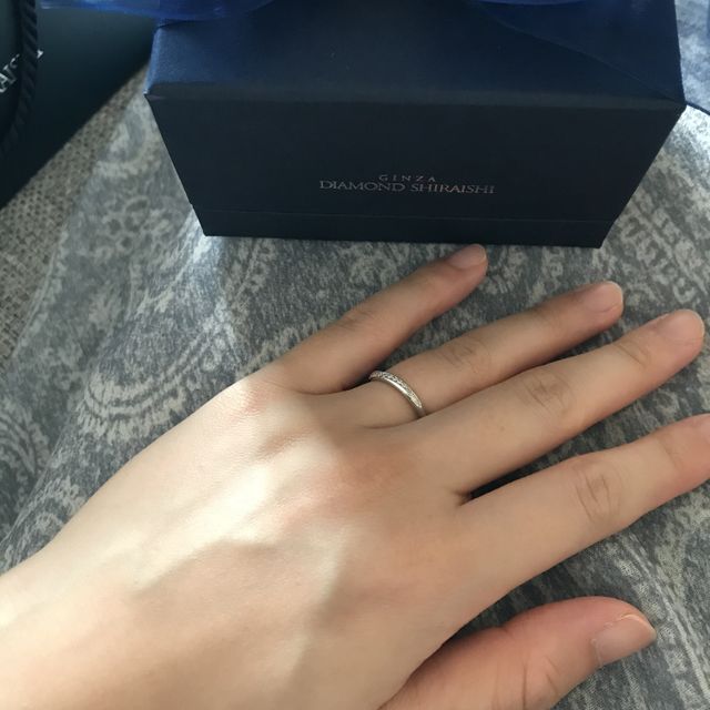 【銀座ダイヤモンドシライシの口コミ】 指輪のデザインは、普段使いもできて、ダイヤモンドが入っており、斜めで…