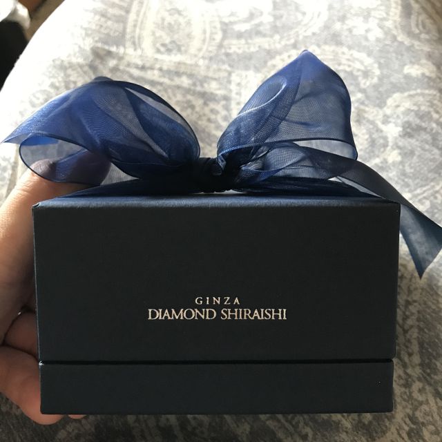 【銀座ダイヤモンドシライシの口コミ】 指輪のデザインは、普段使いもできて、ダイヤモンドが入っており、斜めで…