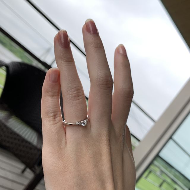 【ラザール ダイヤモンド(LAZARE DIAMOND)の口コミ】 とても可愛らしいデザインで、彼女の雰囲気にとてもマッチしていると感じ…