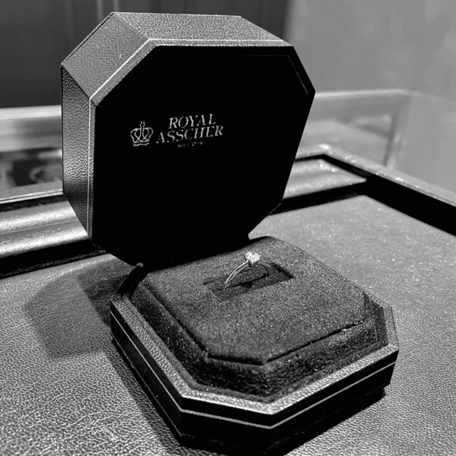 【ROYAL ASSCHER(ロイヤル・アッシャー)の口コミ】 一目惚れしました。いくつか試着しましたが、これが一番輝きや上品さが圧…