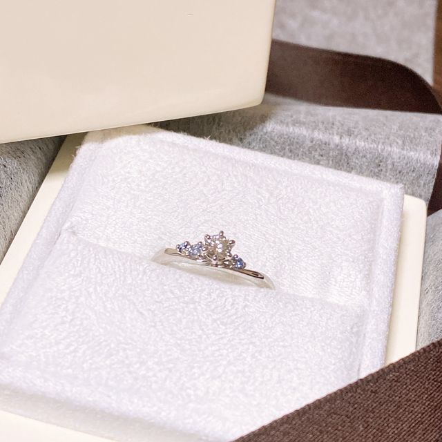 【LUCIE(ルシエ)の口コミ】 ブルーサファイアとダイヤモンドが入っていて、写真では伝わらないほどキ…