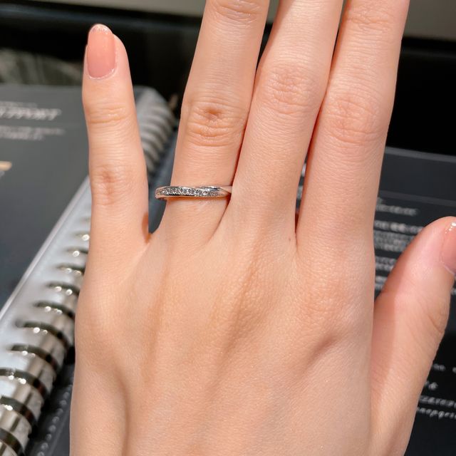 【エクセルコダイヤモンド(EXELCO DIAMOND)の口コミ】 ダイヤがたくさんついているのデザインを探していました。こちらの指輪は…