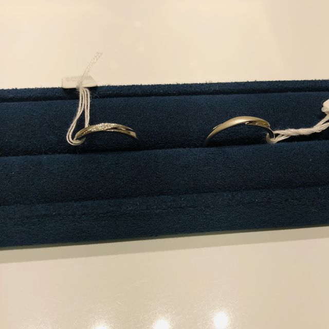 【4℃ BRIDAL(ヨンドシーブライダル)の口コミ】 旦那さんはシンプルでストレートなものがいいと言っていて、少しマットタ…