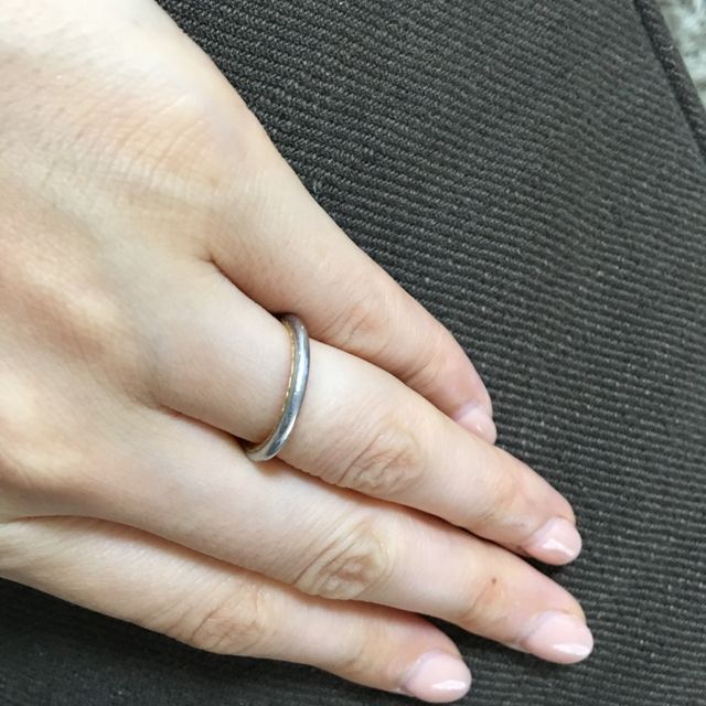 【MALCOLM BETTS(マルコムベッツ)の口コミ】 一見シンプルでいて、実は裏表の色が違うデザインはデザイナーズならでは…