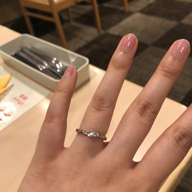 【4℃ BRIDAL(ヨンドシーブライダル)の口コミ】 ダイヤモンドの白さと洗練されたカットが他の店のリングとは比べ物になら…