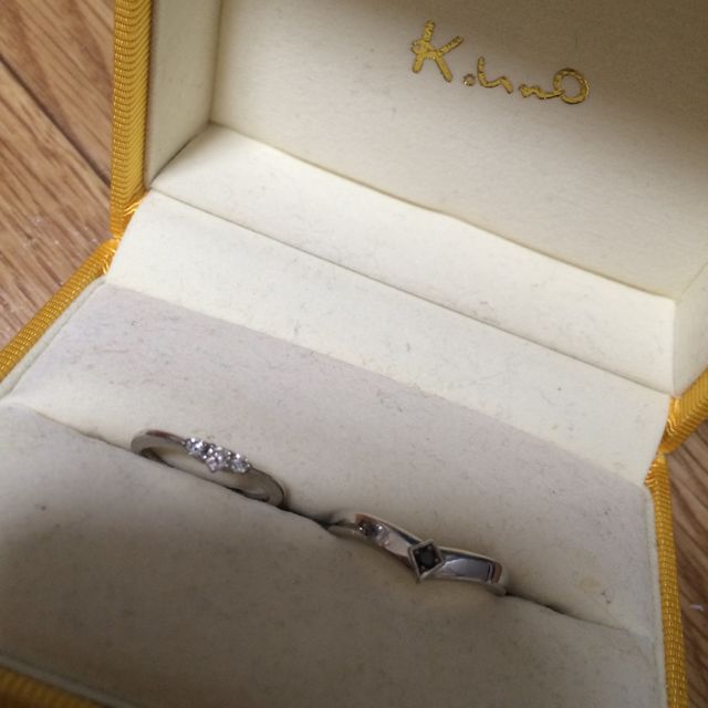 【ケイウノ ブライダル(K.UNO BRIDAL)の口コミ】 ゆるやかなV字でつけてみた感じが指が長く綺麗に見えたことと、ダイヤの輝…