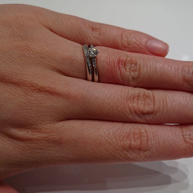 【4℃ BRIDAL(ヨンドシーブライダル)の口コミ】 センターのダイヤが映えるデザイン、可愛らしさと華やかさがありつつもキ…