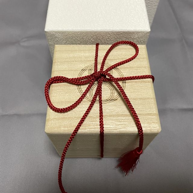 【TOMOE(トモエ)の口コミ】 婚約指輪を一緒に選びにいきました。デザイン、色、ダイヤのカットに一目…