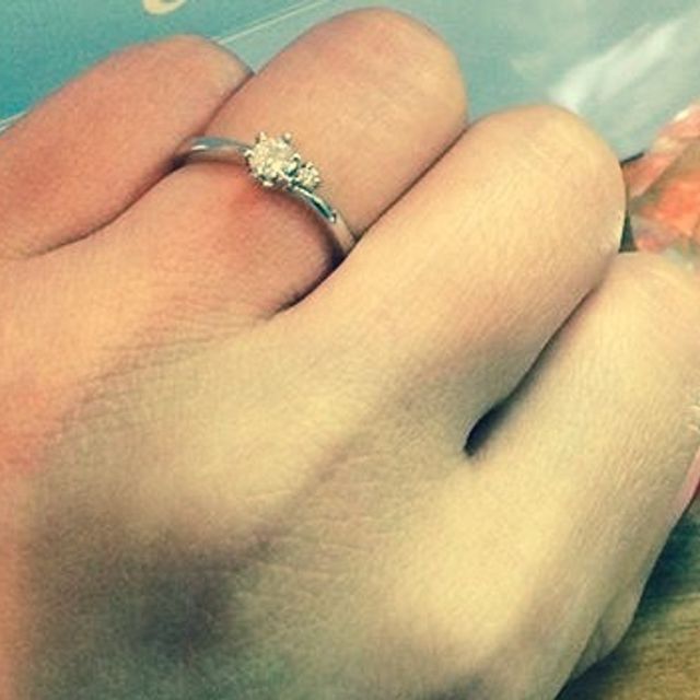 【4℃ BRIDAL(ヨンドシーブライダル)の口コミ】 大きなダイヤと横にさりげなくついている小さなダイヤのバランスがよく、…