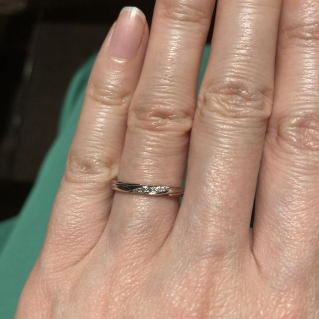 【ラザール ダイヤモンド(LAZARE DIAMOND)の口コミ】 デザインと輝きが素晴らしいかったからです。
シンプルなストレートタイプ…