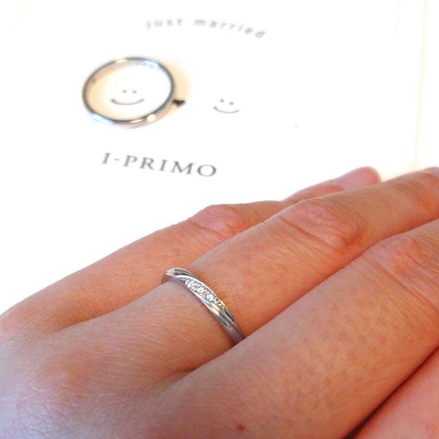 【アイプリモ(I-PRIMO)の口コミ】 華奢でシンプルなデザインを希望していました。
中央のダイヤと流れるよう…