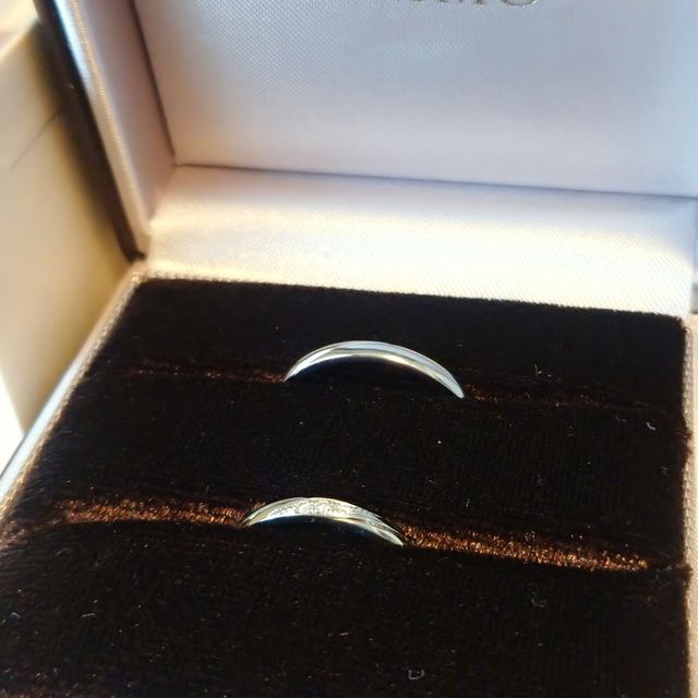 【アイプリモ(I-PRIMO)の口コミ】 華奢でシンプルなデザインを希望していました。
中央のダイヤと流れるよう…