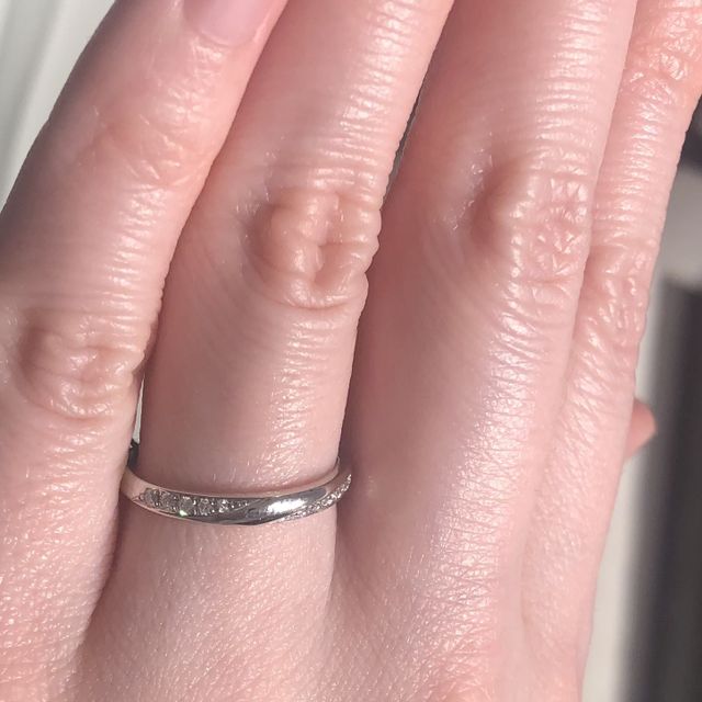 【エクセルコダイヤモンド(EXELCO DIAMOND)の口コミ】 ラインメレが左右に分かれているデザインで、真ん中はプラチナになってい…