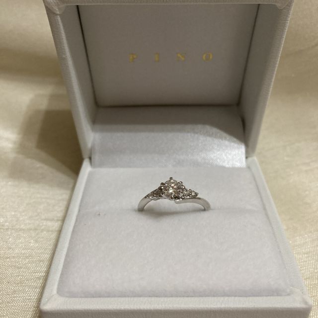 【宝寿堂(ほうじゅどう)の口コミ】 結婚指輪に重ね付けできるデザインだったのと、高さが目立ちすぎないので…