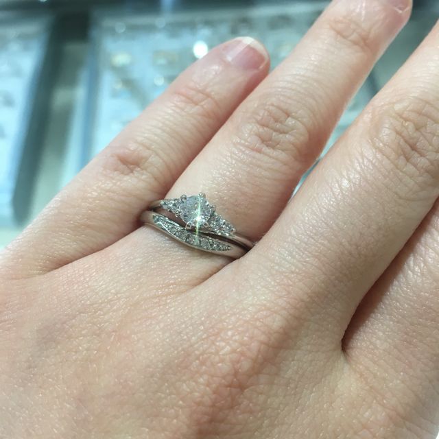 【宝寿堂(ほうじゅどう)の口コミ】 指がふっくらしているのでV字のデザインが良いかなと思っていたのと、キラ…