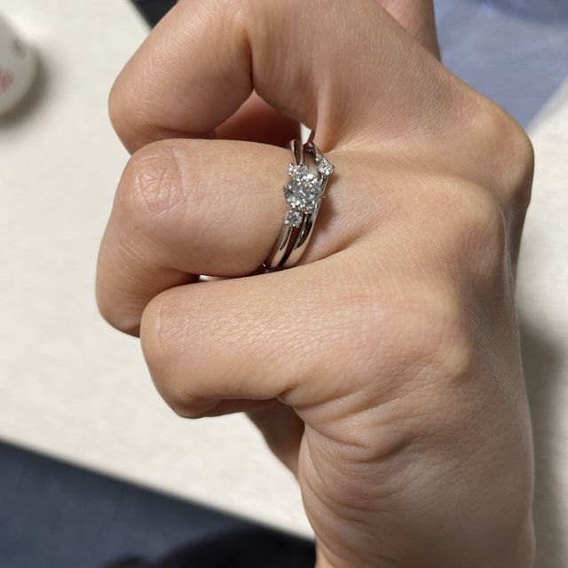 【銀座ダイヤモンドシライシの口コミ】 手が小さいため、指輪だけが目立ち過ぎないよう、さりげなくつけていられ…