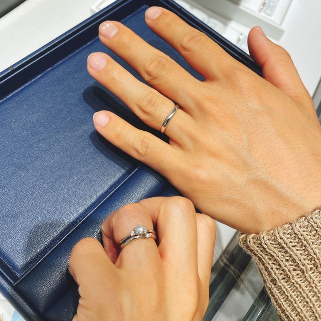 【銀座ダイヤモンドシライシの口コミ】 手が小さいため、指輪だけが目立ち過ぎないよう、さりげなくつけていられ…